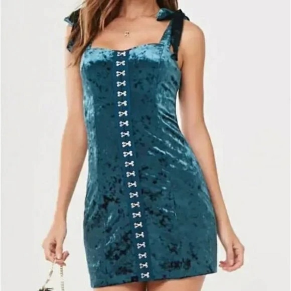 Forever 21 Dress Womens Small‎ Green Velvet Goth Tie Strap Hook Front Mini Party